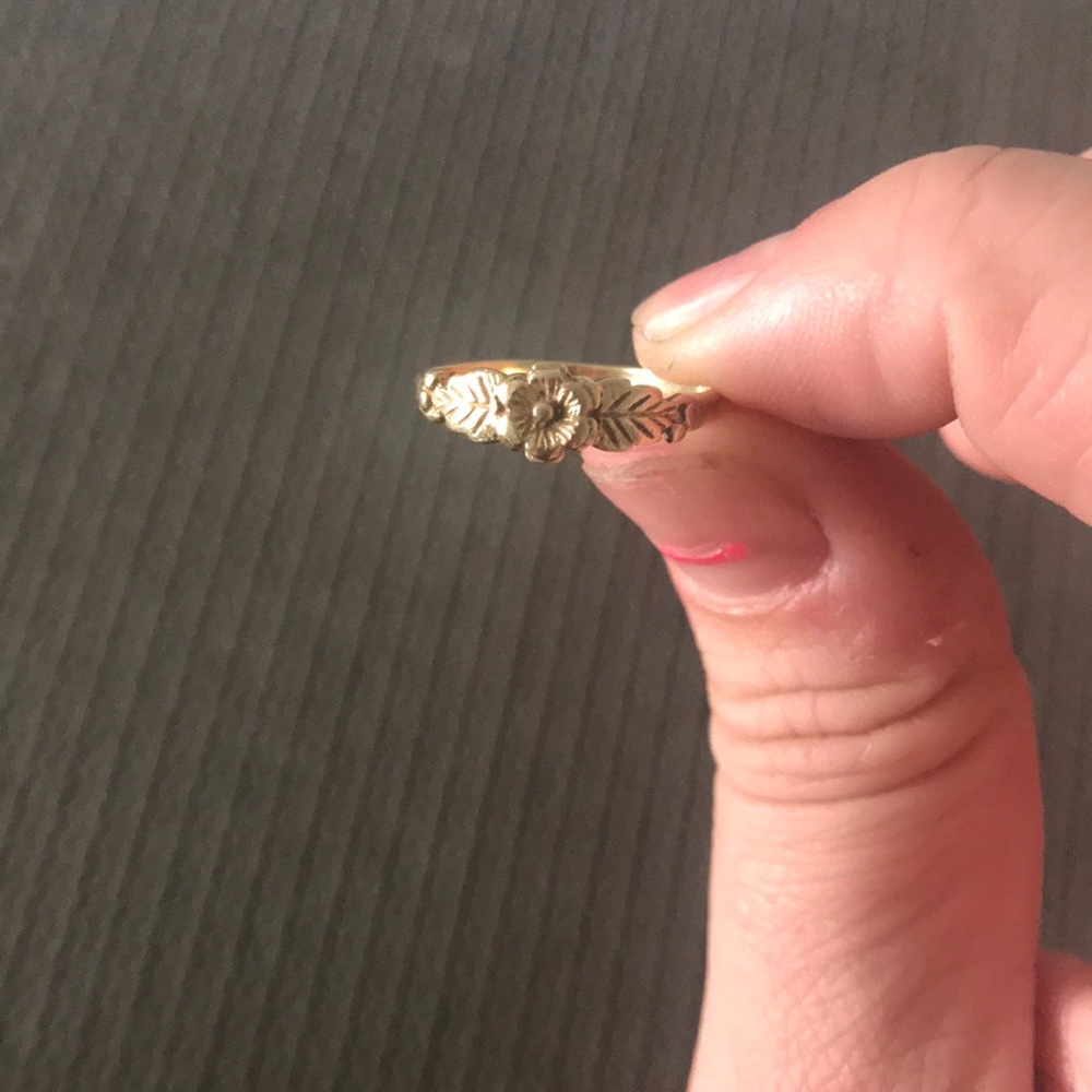 14k Gold ring given as gift never worn beautiful